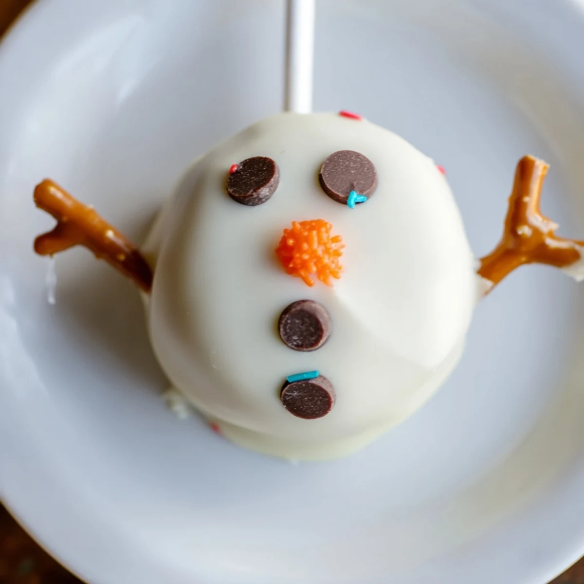 Oreo Snowman Cake Pops: festive white chocolate-covered treats, perfect for a winter holiday dessert table.