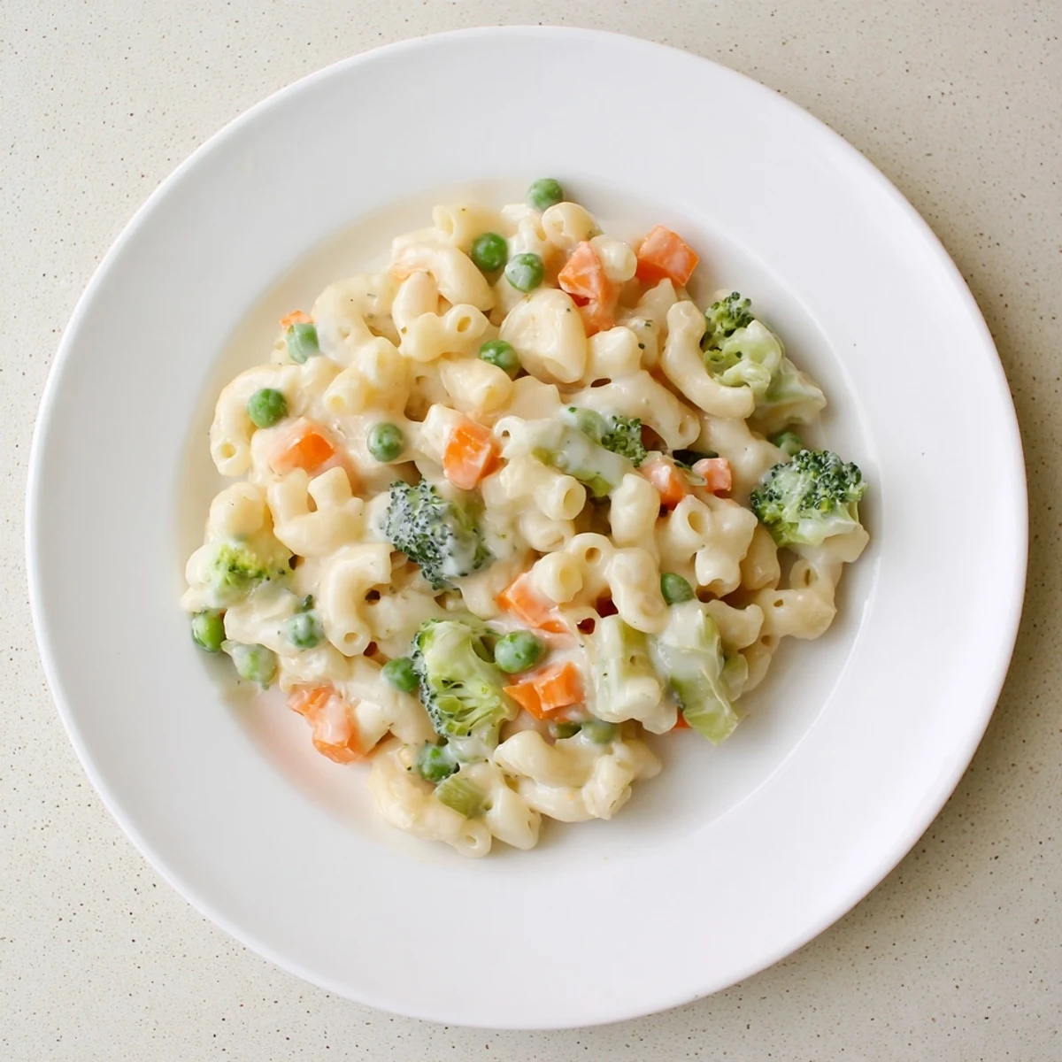 Goldene Garden Veg Mac and Cheese aus dem Ofen, mit streuseliger Panko-Kruste und Käse-Topping.