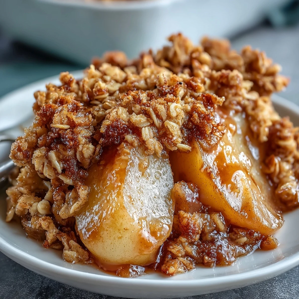 Rustikales Pear Crumble mit goldbrauner, knuspriger Haferkruste und zarten, saftigen Birnenstücken.  