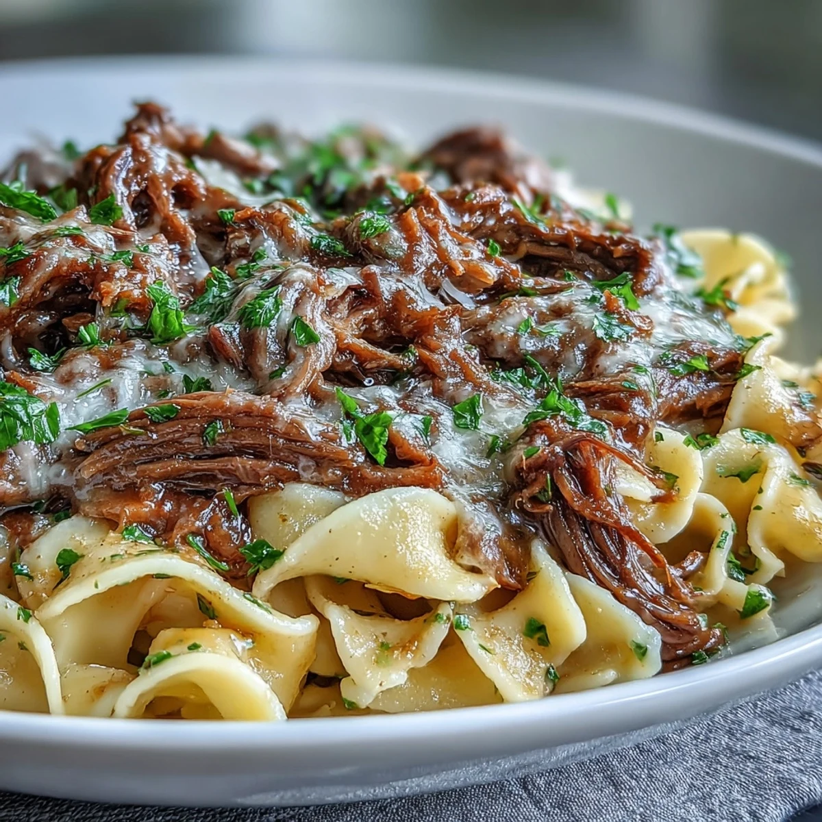 Zarter Rindfleischbraten aus dem Crockpot mit karamellisierten Zwiebeln und Eiernudeln