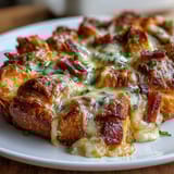 2. Ein herzhafter Ham and Cheese Croissant Bake Casserole mit fluffigen Croissant-Stücken, cremiger Ei-Milch-Mischung und schmelzendem Gruyère.  