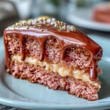 Dieser elegante rosa Samtkuchen mit Rosé-Wein und Gold-Drip ist festlich.