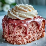 Zarter rosa "Bridal Shower Rosé Velvet Cake" mit essbarem Gold übergossen.
