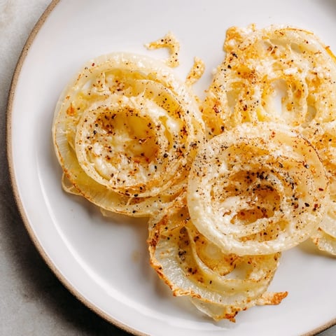 Knusprige Zwiebel-Käse-Chips, goldbraun und mit geschmolzenem Käse, ein köstlicher Snack.