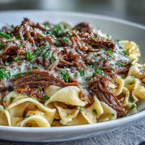 Zarter Rindfleischbraten aus dem Crockpot mit karamellisierten Zwiebeln und Eiernudeln