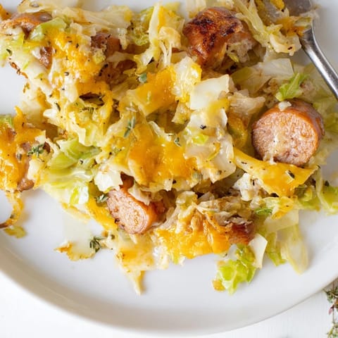 Ein herzhaftes, tröstendes Auflaufgericht mit zartem Kohl, würziger Wurst und einer cremigen Käseschicht - perfekt für ein einfaches Wochengericht.  