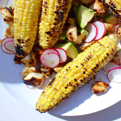 Rustikaler Roasted Corn & Chicken Chopped Salad mit gegrilltem Mais, saftigem Hähnchen und cremiger Avocado auf Römersalat, serviert mit zitriger Limettendressing für ein leichtes Mittagessen.