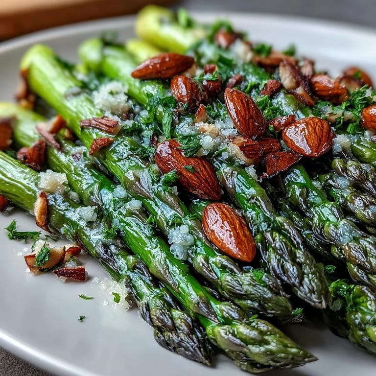 Frischer Spargel in zitroniger Butter sautiert, mit gerösteten Mandeln belegt – ein farbenfroher, frühlingshafter Beilagensalat.