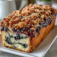 Zitronen-Heidelbeer-Sauerteig-Strudel mit Streuselhaube: goldene Kruste mit fruchtiger Füllung und knuspriger Streusel-Decke.