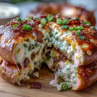 1. Jalapeño Cheddar High-Protein Bagels mit schmelzendem Käse und scharfen Jalapeños, perfekt für ein eiweißreiches Frühstück.  