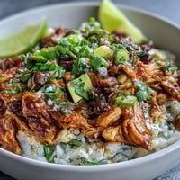 Salsa-Hühnchen-Bowls mit zartem Hähnchen in würziger Sauce über Reis.